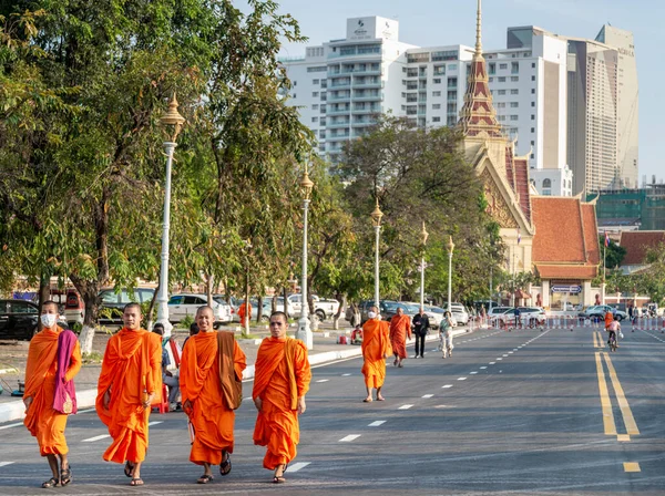 Πνομ Πενχ Καμπότζη Δεκεμβρίου 2023 Ντυμένοι Παραδοσιακές Πορτοκαλί Ρόμπες Μοναχοί — Φωτογραφία Αρχείου