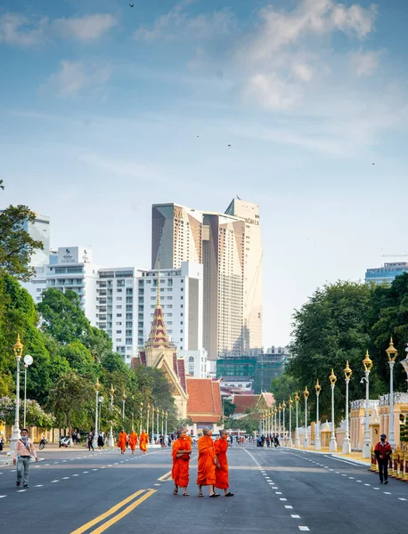 Πνομ Πενχ Καμπότζη Δεκεμβρίου 2023 Ντυμένοι Παραδοσιακές Πορτοκαλί Ρόμπες Μοναχοί — Φωτογραφία Αρχείου