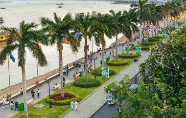 Phnom Penh, Kamboçya-23 Aralık 2022: Tonle Sap Nehri 'nin yanında, Khmer halkı ve aileleri gün batımında sosyalleşmek, yemek yemek, dua etmek ve egzersiz yapmak için bir araya gelirler..