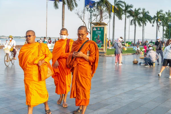 Phnom Penh Cambodja December 2022 Gekleed Traditionele Oranje Gewaden Lopen — Stockfoto