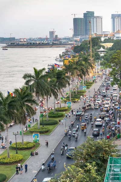 Phnom Penh Cambodja December 2022 Langs Sisowath Quay Samles Skarer - Stock-foto