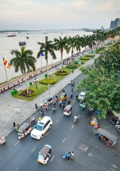 Phnom Penh Camboya Diciembre 2022 Junto Río Tonle Sap Multitudes —  Fotos de Stock