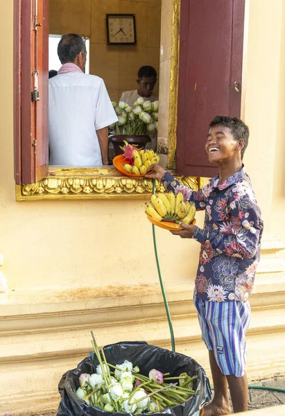 カンボジア プノンペン 2022年12月23日 プリア ドルンケウ ホーリー寺院の男性労働者が果物や花を収集し 仏像への供物 — ストック写真