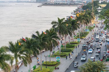 Gün batımında birçok Kamboçyalı araba, motosiklet ve Khmer çalışanı, günün en yoğun saatlerinde. Popüler bir striptiz ve yaya bölgesi olan Quay Meydanı 'nda, insanlar ve aileler yemek, dua etmek ve sosyalleşmek için öğleden sonra gelirler..