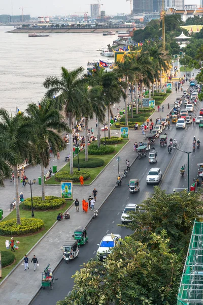 Muchos Coches Camboyanos Motos Gente Jemer Atardecer Hora Más Concurrida —  Fotos de Stock