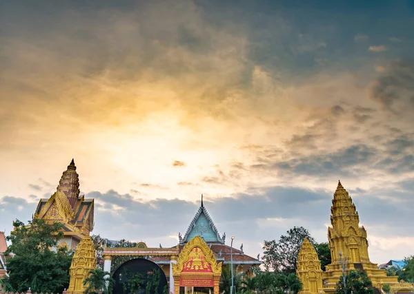 Arany Színű Ahogy Nap Lemegy Híres Kambodzsai Főváros Turisztikai Helyszíne — Stock Fotó