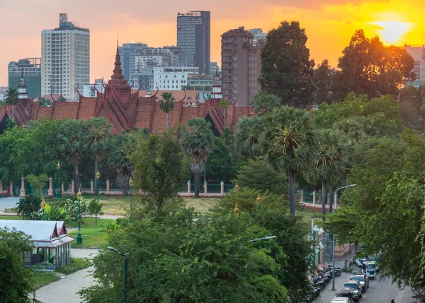 stock image Cityscape,looking west from Riverside,residential and office buildings in distance, and the beautiful golden glow of the sunset beyond ,with a tree lined park in the foreground.