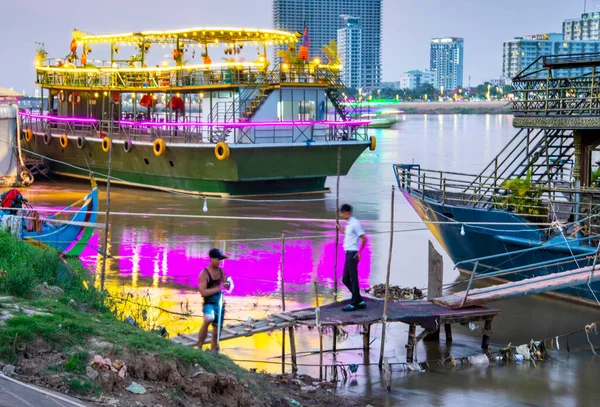 Πνομ Πενχ Καμπότζη Δεκεμβρίου 2022 Ποταμός Προσωπικό Κρουαζιέρας Περιμένουν Περισσότερους — Φωτογραφία Αρχείου