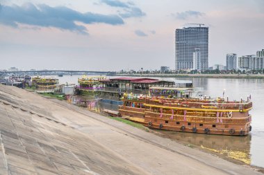 Renkli bir şekilde alacakaranlıkta, Phnom Penh 'in Riverside bölgesinde, turistler için gece kulübü olarak kullanılıyor, yemek ve dans, gezintiler, parlak ışıklar, Tonle Sap ve Mekong nehirleri arasında gidip gelirken.