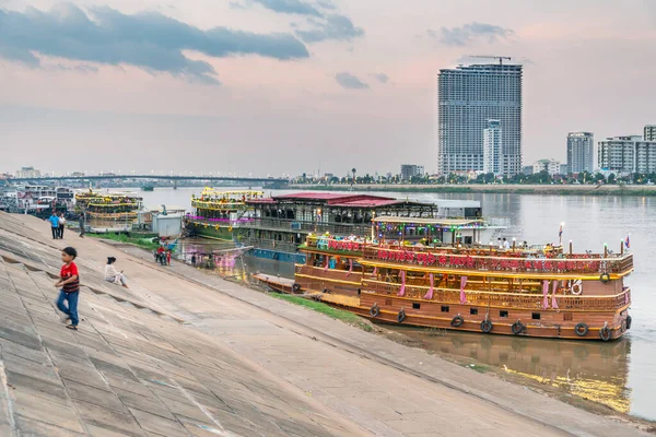Πνομ Πενχ Καμπότζη Δεκεμβρίου 2022 Σούρουπο Ντόπιοι Περπατούν Κατά Μήκος — Φωτογραφία Αρχείου