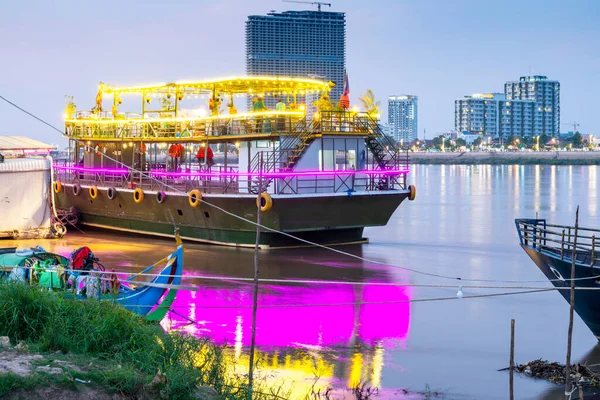Colorfully Lit Dusk Riverside Area Phnom Penh Used Nightspots Tourists — Stock Photo, Image