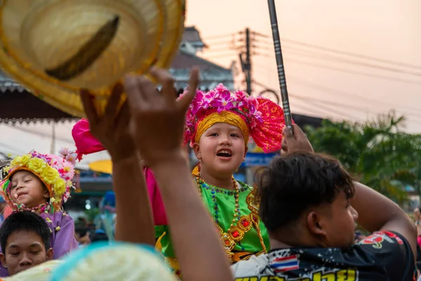 在人群庆祝活动中 即将被任命为佛教僧人的7岁至14岁的男孩被抬着肩膀抬过街道 — 图库照片