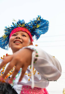 Pai, Mae Hong Son, Tayland-4 Nisan 2023: 7-14 yaşları arasında Budist rahipler olarak atanmak üzere olan çocuklar, kalabalığın kutlamaları sırasında erkeklerin omuzlarında sokaklarda taşınıyor..