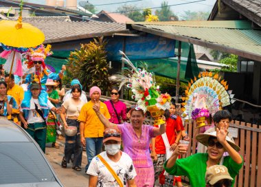 Pai, Mae Hong Son, Tayland-4 Nisan 2023: Budist keşişler olarak atanmak üzere olan ve 7-14 yaşları arasında değişen çocuklar, kalabalık kalabalık olarak canlı atmosferin tadını çıkarırken kutlanıyorlar..