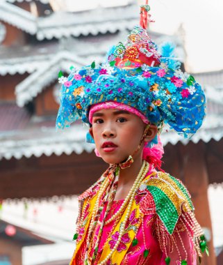 Pai, Mae Hong Son, Tayland-4 Nisan 2023: 7-14 yaşları arasında Budist rahipler olarak atanmak üzere olan çocuklar, kalabalığın kutlamaları sırasında erkeklerin omuzlarında sokaklarda taşınıyor..