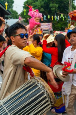 Pai, Kuzey Tayland-4 Nisan 2023: Covid sonrası süper enerjik şenlikler, oğlanların keşiş ilan edildiği renkli Budist festivalinde, gelip geçen kalabalıkta bollaşıyor.