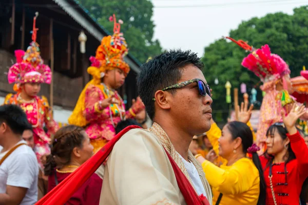 2023年4月4日タイ北部パイ 超精力的なポスト男の子が修道士になるように定められているカラフルな仏教祭で 通過群衆の中にCovid祭りがたくさんあります — ストック写真