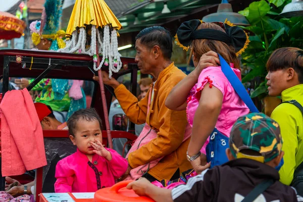 2023年4月4日タイのパイ 男の子と大人の僧侶として任命されていることを祝う 大声で活気のあるストリートフェスティバルの興奮の間に 若い子供が一時的に動揺しています — ストック写真