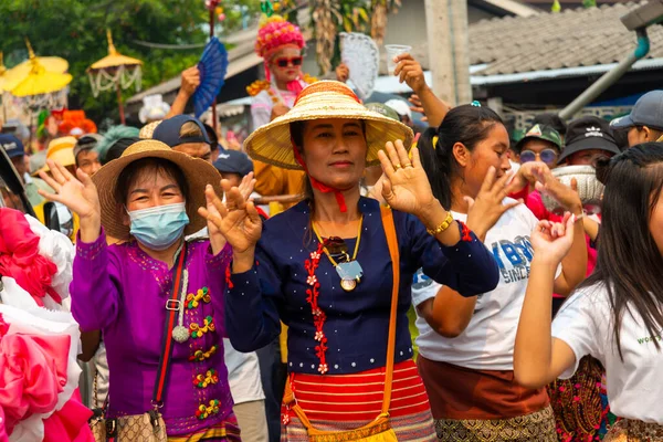 Pai Mae Hong Son Tailandia Abril 2023 Multitudes Personas Desfilan — Foto de Stock