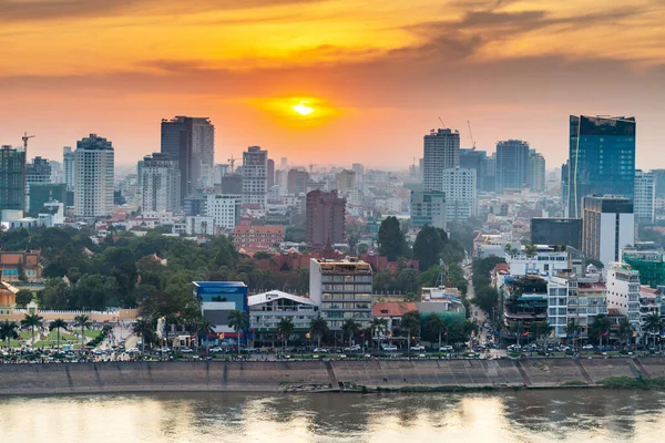 Χρυσός Ήλιος Κρέμεται Χαμηλά Πάνω Από Την Πρωτεύουσα Της Καμπότζης — Φωτογραφία Αρχείου
