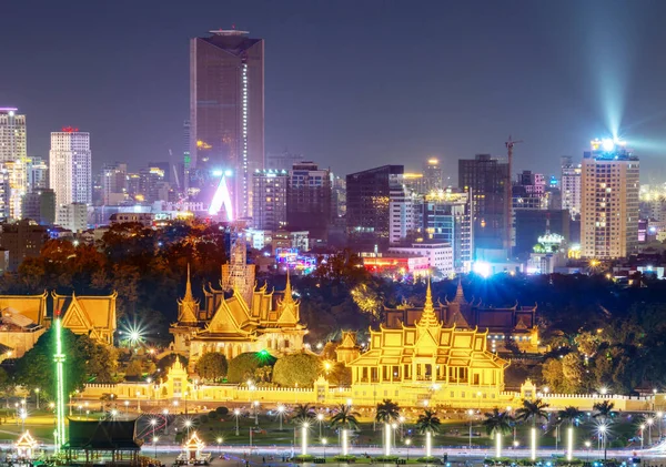 Palacio Iluminado Edificios Monumentos Capital Camboya Está Ocupado Riverside Rayas —  Fotos de Stock