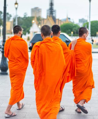 Phnom Penh, Kamboçya-4 Ocak 2023: Civardaki tapınaklardan gelen her yaştan keşişler, başkent nüfusunun geri kalanıyla kaynaşıp, akşam yemek ve dinlenmek için buraya gelirler..