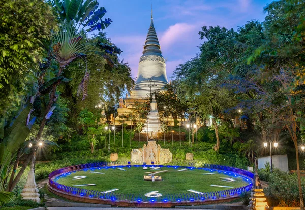 Wat Penh Gardens Gift China Covered Green Grass Large Working — Stock Photo, Image
