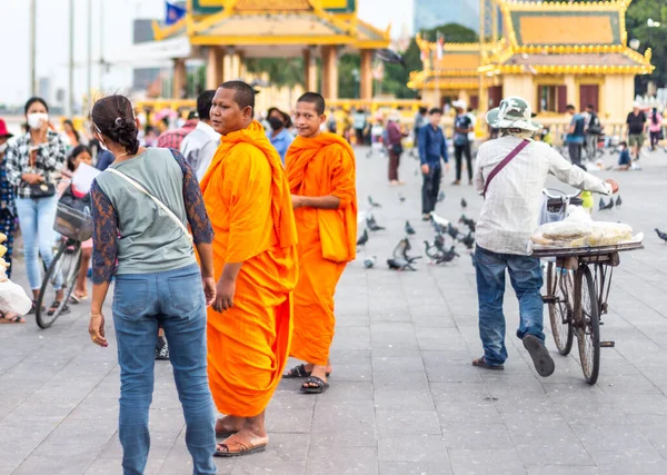 Phnom Penh Cambodja Januari 2023 Monniken Van Alle Leeftijden Uit — Stockfoto