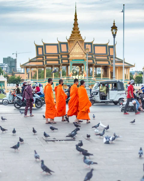 Phnom Penh Kambodzsa Január 2023 Szerzetesek Minden Korosztály Közeli Templomok — Stock Fotó