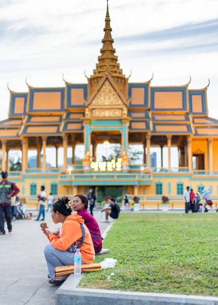 柬埔寨金边 2023年1月4日 日落时 许多高棉人和游客在雅致的展馆周围散步 这些展馆习惯了皇家古典舞蹈家在夜间的特殊表演 — 图库照片