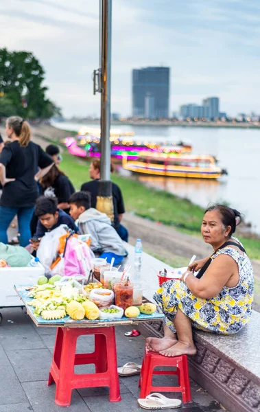 2023年1月4日カンボジア プノンペン 食品業者は貿易を通過するのを待ち 社会化しながら その日の相対的なクールが到着すると 日没後 — ストック写真