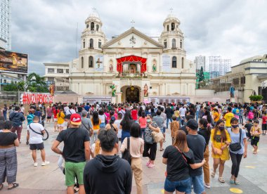 Manila, The Filippines-Jan 07 2023: İnsanlar geçit töreninden bir gün önce Quiapo Kilisesi 'nin önünde toplanarak Kara Nasıralı' nın, İsa 'nın siyah figürünü anmak için dua ediyorlar..