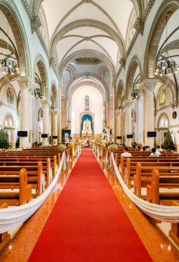 Intramuros, Maniila, Filipinler-07 Ocak 2023: Genç bir Filipinli çift, Eski Şehir 'in duvarları içinde, Manila' nın Meryem Ana Katedrali 'nin mihrabında evlendiler..