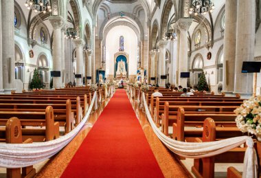 Intramuros, Maniila, Filipinler-07 Ocak 2023: Genç bir Filipinli çift, Eski Şehir 'in duvarları içinde, Manila' nın Meryem Ana Katedrali 'nin mihrabında evlendiler..