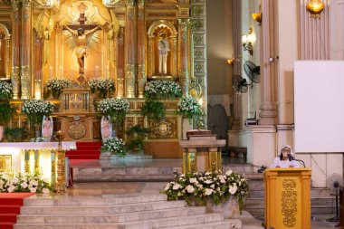 Cebu City, Cebu, Filipinler-17 Ocak 2023: Cebu City Katedrali 'nde bir öğleden sonra ayini sırasında dantel başlıklı bir kadın vaazı okuyarak olağan Tagalog lehçesiyle konuştu..