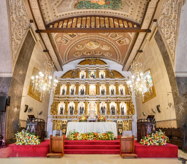 Ciudad Cebú Cebú Filipinas Enero 2023 Altar Oro Rodeado Flores —  Fotos de Stock