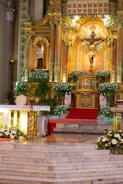Krásné Zlato Osvětlený Oltář Katedrály Velkou Sochou Krista Kříži Zdobené — Stock fotografie