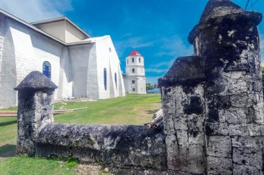 Oslob 'daki ana Katolik simgesinin dış görünüşü Cuartel harabeleri ve manastırının yanındaki orijinal eski giriş duvarlarını gösteriyor. Cebu' daki büyük miras alanı, temiz yeşil çimlerle çevrili..