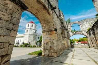 Cebu 'daki İspanyol sömürgeciliğinin kalıntıları, her ikisi de 1800' lerde mercan taşlarından inşa edilmiş, İspanyol askerlerine ev sahipliği yapan kalıntılar, hala aktif olan güzel kilise, büyük bir turistik yer ve Oslob 'un en üst düzey miras bölgesi..