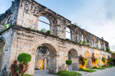 1860 'larda İspanyol askerlerini barındırmak için mercan taşlarından inşa edilmiş, ama hiç bitirememiş. Projektörlerle aydınlatılmış, deniz kenarında, güzel bir yerde ve Oslob kilisesinde. Büyük bir turistik yer ve miras yeri..