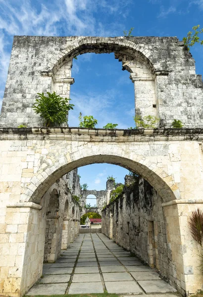 1860 'larda İspanyol askerlerini barındırmak için mercan taşlarından inşa edilmiş, ama asla tamamlanmamış. İspanyol stili, birçok kemerli, büyük bir turistik yer ve Oslob' da üst düzey bir miras yeri olan İspanyol tarzı bir yer..