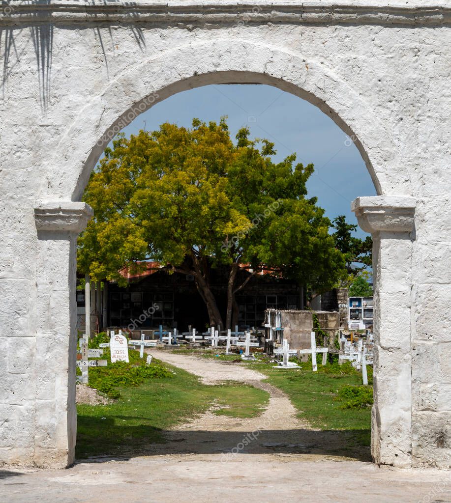 Gran estructura arqueada, construida con piedra blanqueada, que conduce