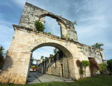 1860 'larda İspanyol askerlerini barındırmak için mercan taşlarından inşa edilmiş, ama asla tamamlanmamış. İspanyol stili, birçok kemerli, büyük bir turistik yer ve Oslob' da üst düzey bir miras yeri olan İspanyol tarzı bir yer..