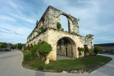 1860 'larda İspanyol askerlerini barındırmak için mercan taşlarından inşa edilmiş, ama asla tamamlanmamış. İspanyol stili, birçok kemerli, büyük bir turistik yer ve Oslob' da üst düzey bir miras yeri olan İspanyol tarzı bir yer..