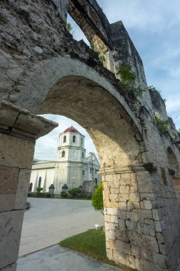 UNESCO Dünya Mirası sahası ve Oslob ve Cebu adası sakinleri için önemli bir bölge, denize yakın duran tarihi yapılar, gün batımından önce sıcak güneş ışığıyla yıkandılar..
