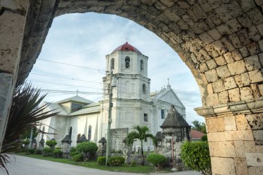 UNESCO Dünya Mirası sahası ve Oslob ve Cebu adası sakinleri için önemli bir bölge, denize yakın duran tarihi yapılar, gün batımından önce sıcak güneş ışığıyla yıkandılar..