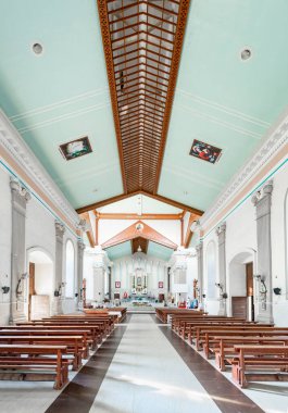 Oslob 'daki lekesiz gebelik kilisesi Cebu adasındaki tarihi bir Katolik kilisesi basit ama çekici ve parlak iç döşeme, mermer kaplama ve güzel dış görünüş..