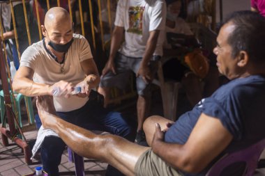 Dumaguete, Negros Adası, Filipinler-29 Ocak 2023: Dumaguete nüfusunun çoğu için rahatlamanın ve stres atmanın en iyi yolu, bir saat kadar fiziksel tharapy yaşamaktır, alacakaranlıktan sonra..