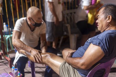 Dumaguete, Negros Adası, Filipinler-29 Ocak 2023: Dumaguete nüfusunun çoğu için rahatlamanın ve stres atmanın en iyi yolu, bir saat kadar fiziksel tharapy yaşamaktır, alacakaranlıktan sonra..