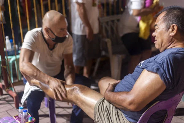 Dumaguete, Negros Adası, Filipinler-29 Ocak 2023: Dumaguete nüfusunun çoğu için rahatlamanın ve stres atmanın en iyi yolu, bir saat kadar fiziksel tharapy yaşamaktır, alacakaranlıktan sonra..